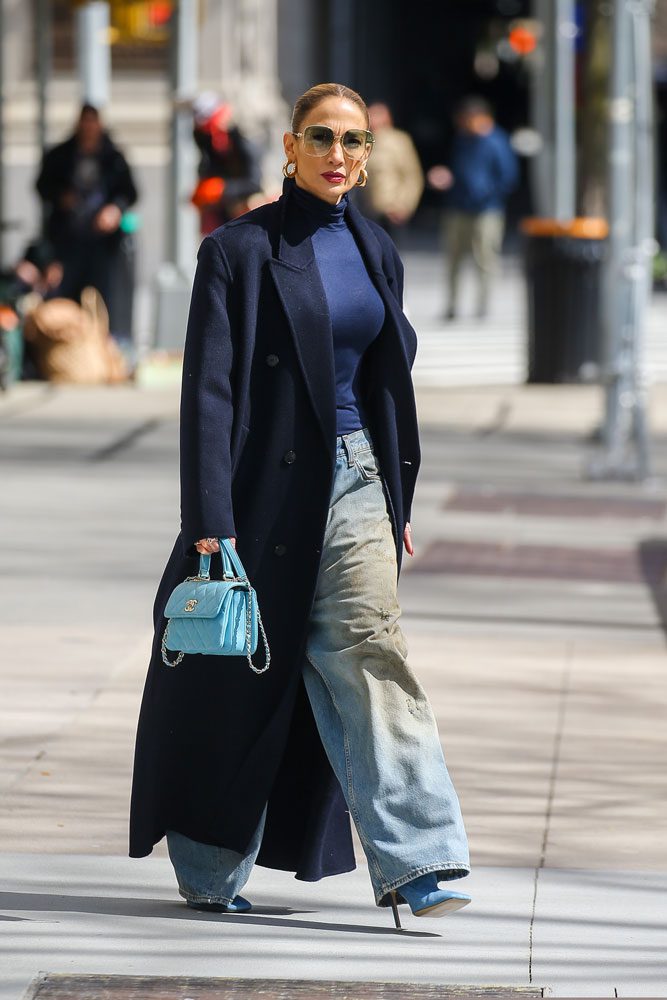 Jennifer Lopez Wears Sac à main Chanel Timeless jumbo en cuir verni matelassé rouge