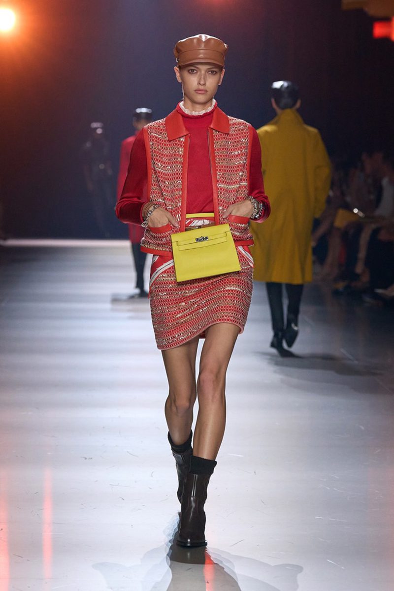 A Kelly Danse. Hermès AW24 Look 20. Photo via Vogue.com. A Kelly Danse. Hermès AW24 Look 20. Photo via Vogue.com.