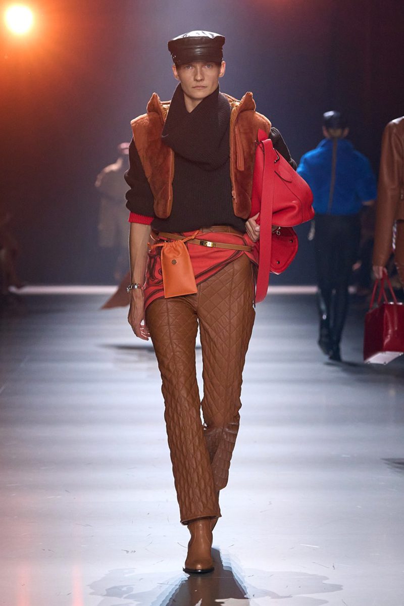 Bags both large and small. Hermès AW24 Look 31. Photo via Vogue.com. Bags both large and small. Hermès AW24 Look 31. Photo via Vogue.com.
