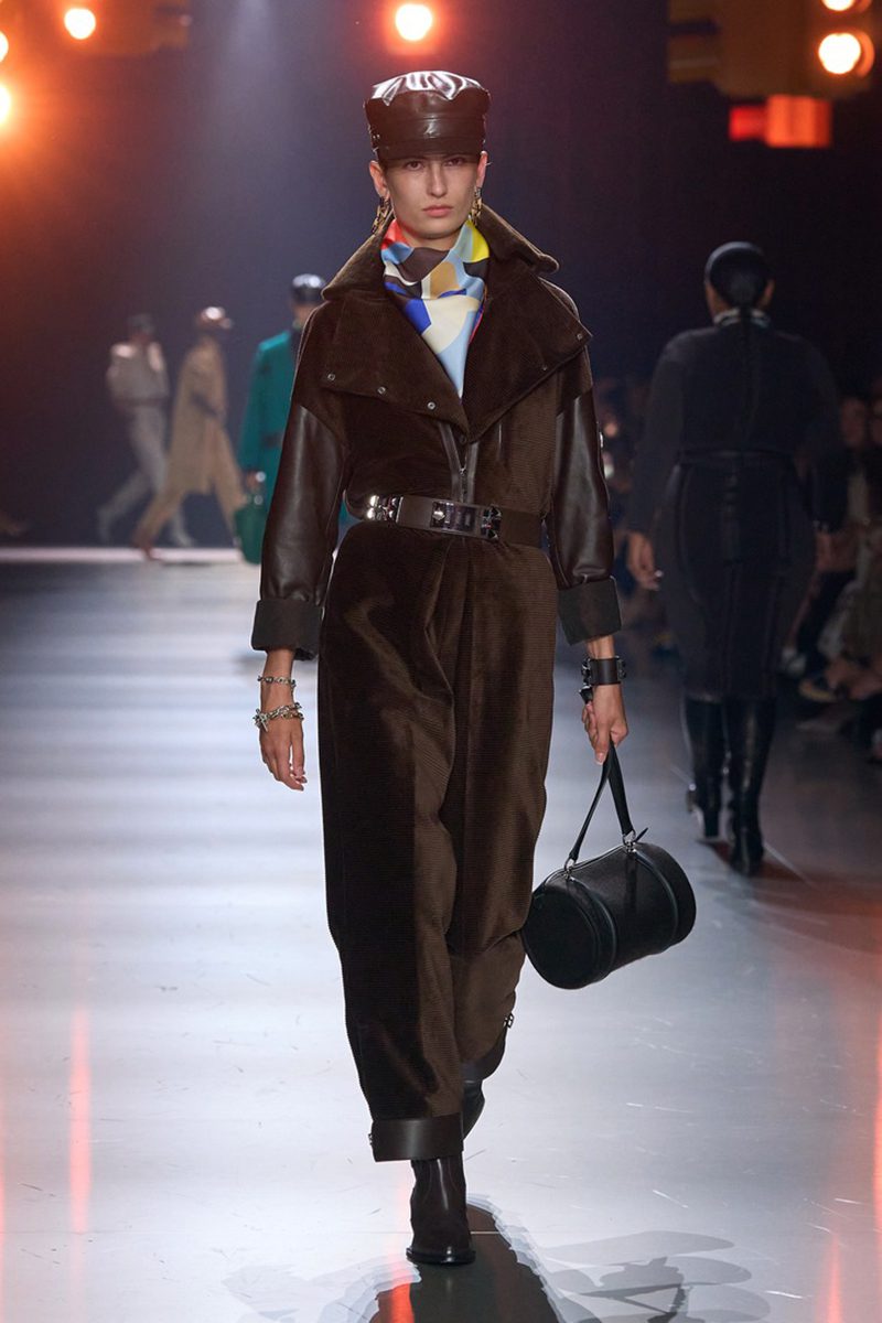 An updated version of the Polochon bears a useful strap instead of handles. Hermès AW24 Look 36. Photo via Vogue.com. An updated version of the Polochon bears a useful strap instead of handles. Hermès AW24 Look 36. Photo via Vogue.com.