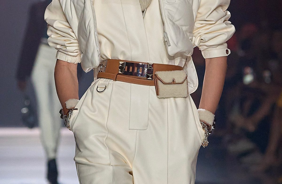 A Kelly Pocket Belt layered with a Gold Collar de Chien Belt (and matching cuffs). Hermès AW24 Look 38. Photo via Vogue.com. A Kelly Pocket Belt layered with a Gold Collar de Chien Belt (and matching cuffs). Hermès AW24 Look 38. Photo via Vogue.com.