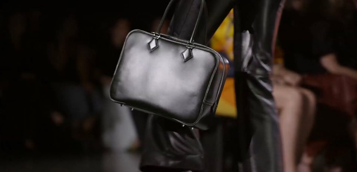 A Plume in Noir Boxcalf. Hermès AW24 Look 53. Photo via Vogue.com. A Plume in Noir Boxcalf. Hermès AW24 Look 53. Photo via Vogue.com.