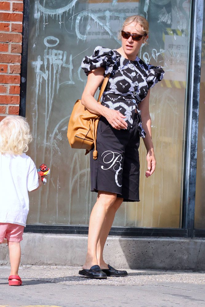 Chloe Sevigny Loewe Flamenco Tote NYC Chloe Sevigny Loewe Flamenco Tote NYC