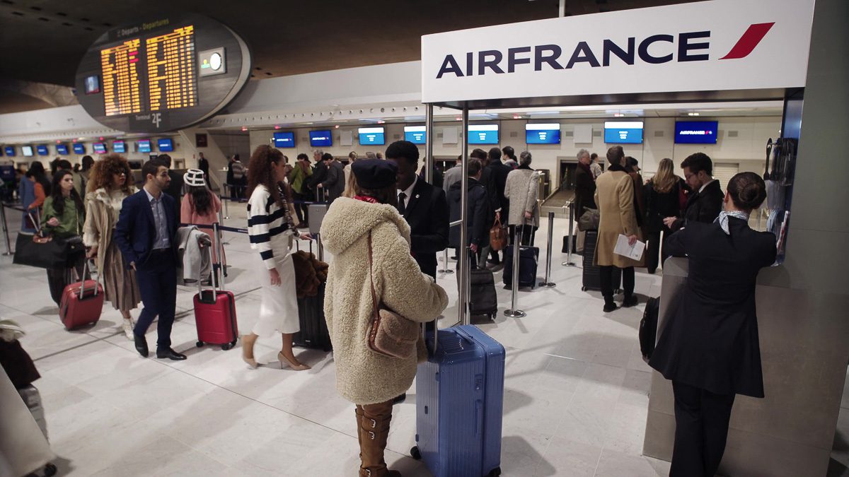 Emily in Paris Season 4 Episode 6 Emily in Paris Season 4 Episode 6 Rimowa Suitcase at Airport