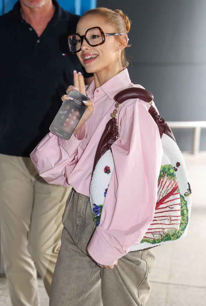 Ariana Grande Loewe Beaded Squeeze Bag 3 Ariana Grande Loewe Beaded Squeeze Bag 3