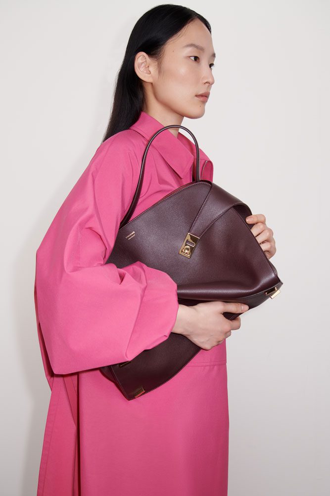 Ferragamo Hug Soft バッグ Hug soft crossbody bag with feathers (XS) - Women | Ferragamo