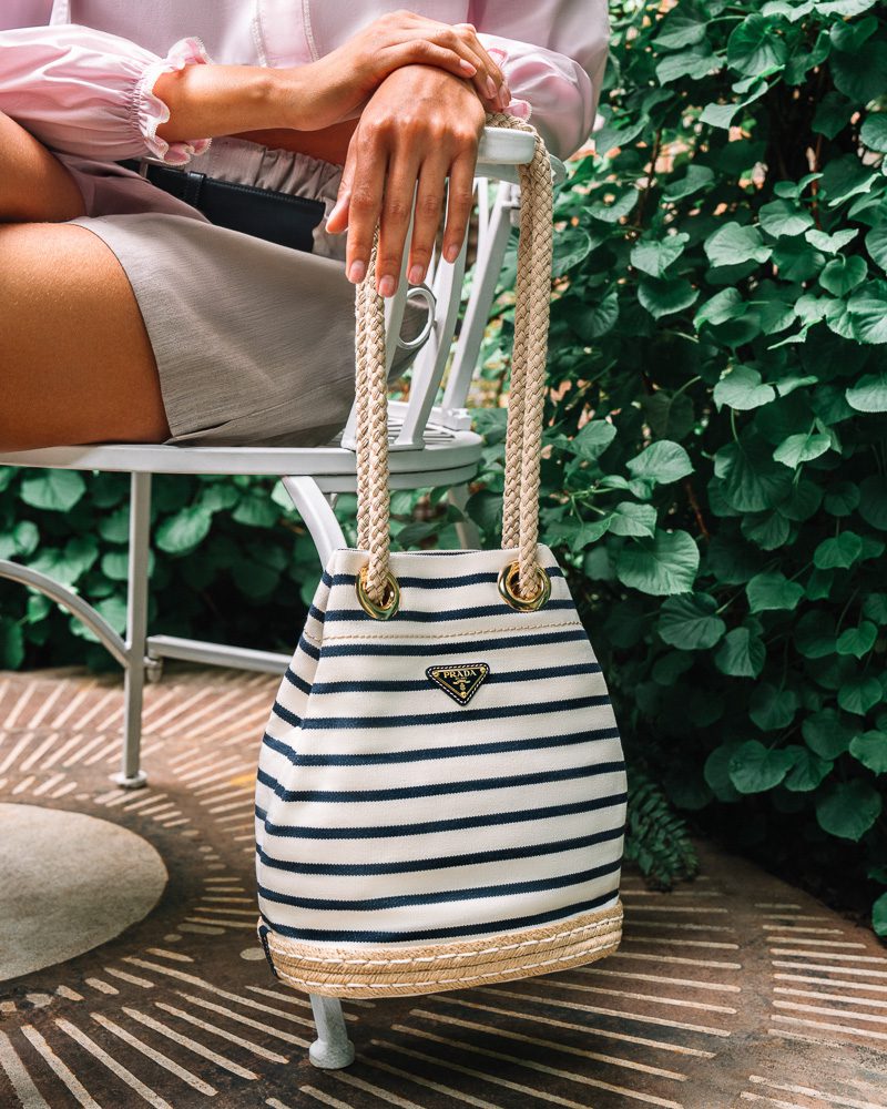 ショルダーバッグ・ポシェット Prada Sand Re-Nylon Prada Mariner Bucket Bag The Prada Mariner Bucket Bag Puts a Quintessential Summer