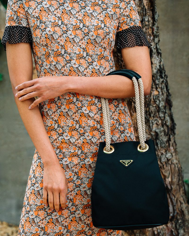 ショルダーバッグ・ポシェット Prada Sand Re-Nylon Prada Mariner Bucket Bag The Prada Mariner Bucket Bag Puts a Quintessential Summer