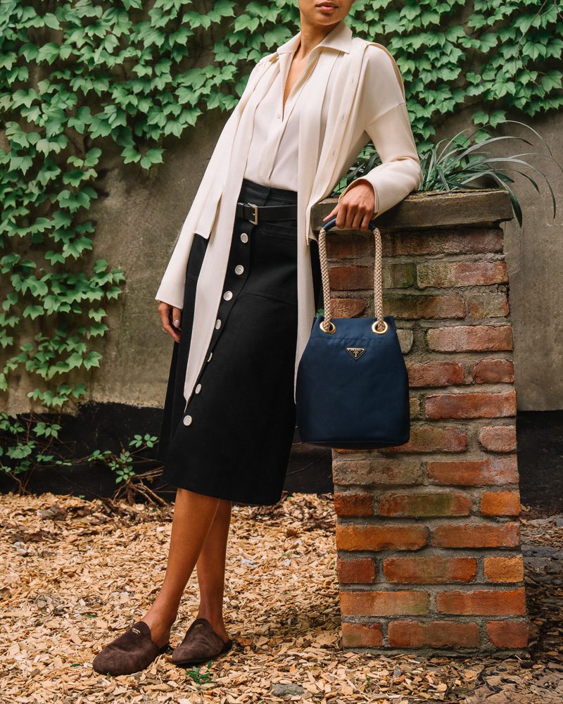 ショルダーバッグ・ポシェット Prada Sand Re-Nylon Prada Mariner Bucket Bag The Prada Mariner Bucket Bag Puts a Quintessential Summer