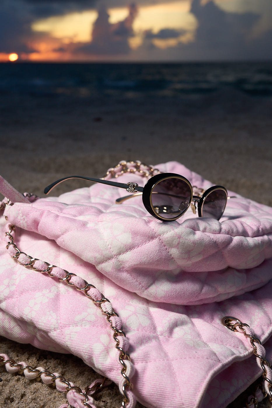 【ビーチのお供に♪】CHANEL COCOビーチ かごバッグ The Chanel Coco Beach Bags and Sunglasses Making Us Crave