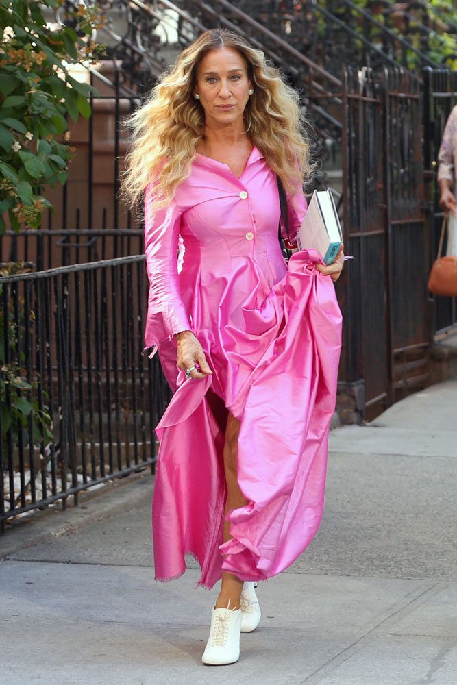 SJP Filming AJLT Carrying a Book