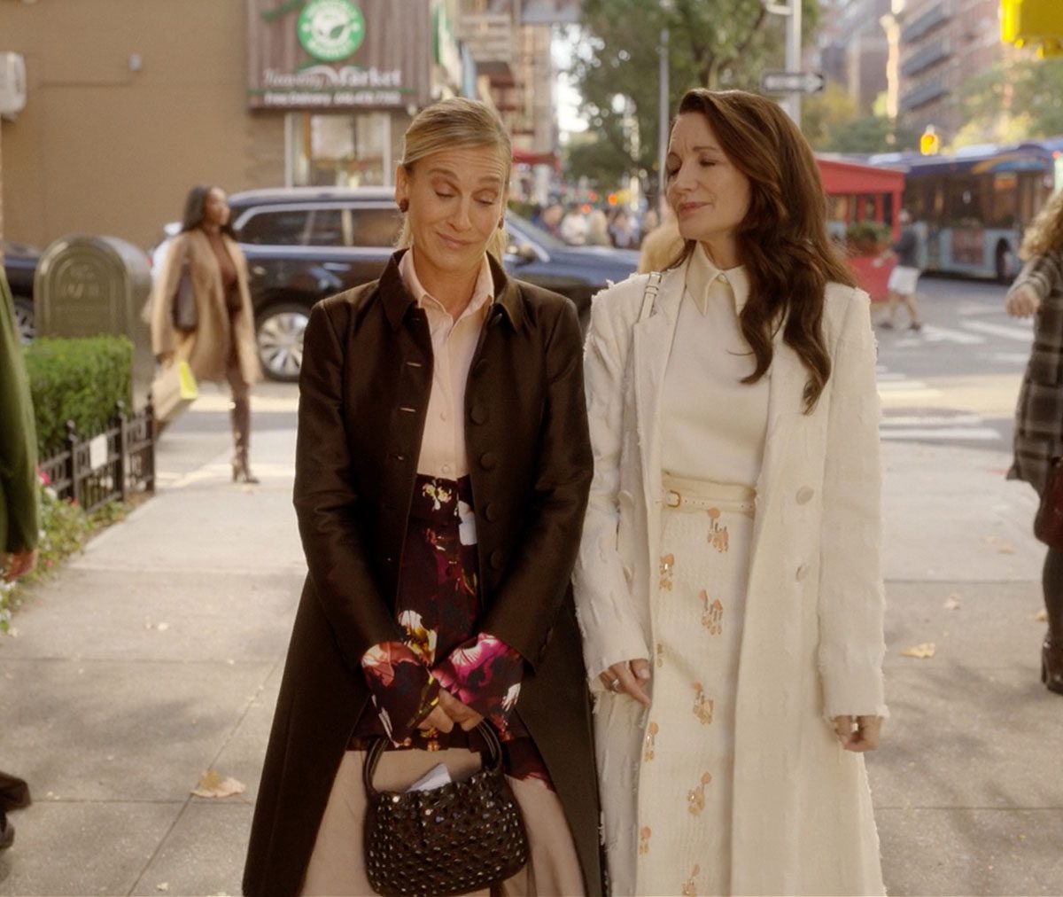 AJLT S03E12 03 Carrie Charlotte Walking AJLT S03E12 03 Carrie Charlotte Walking