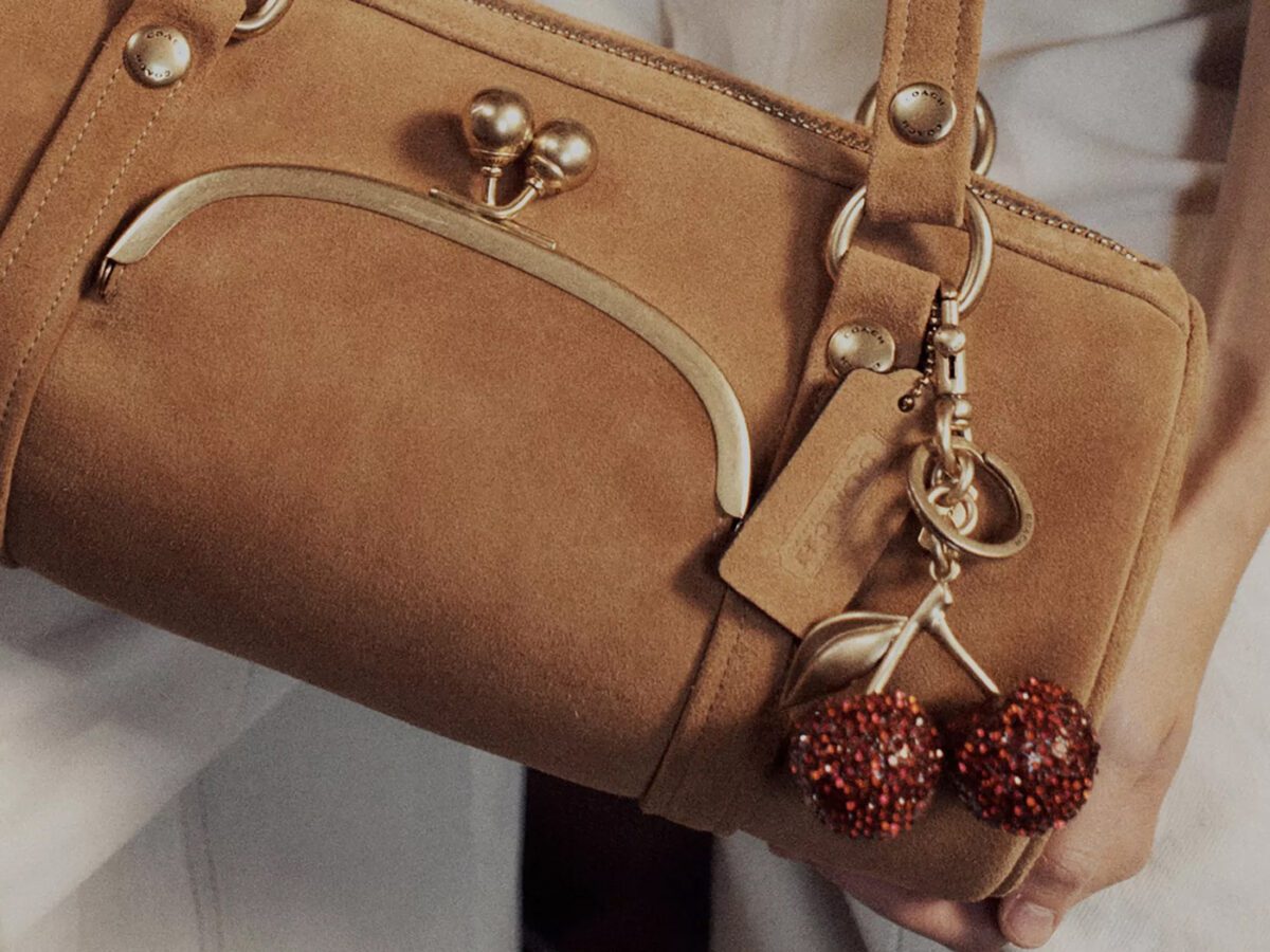 Coach Kisslcok Barrel Bag in Caramel