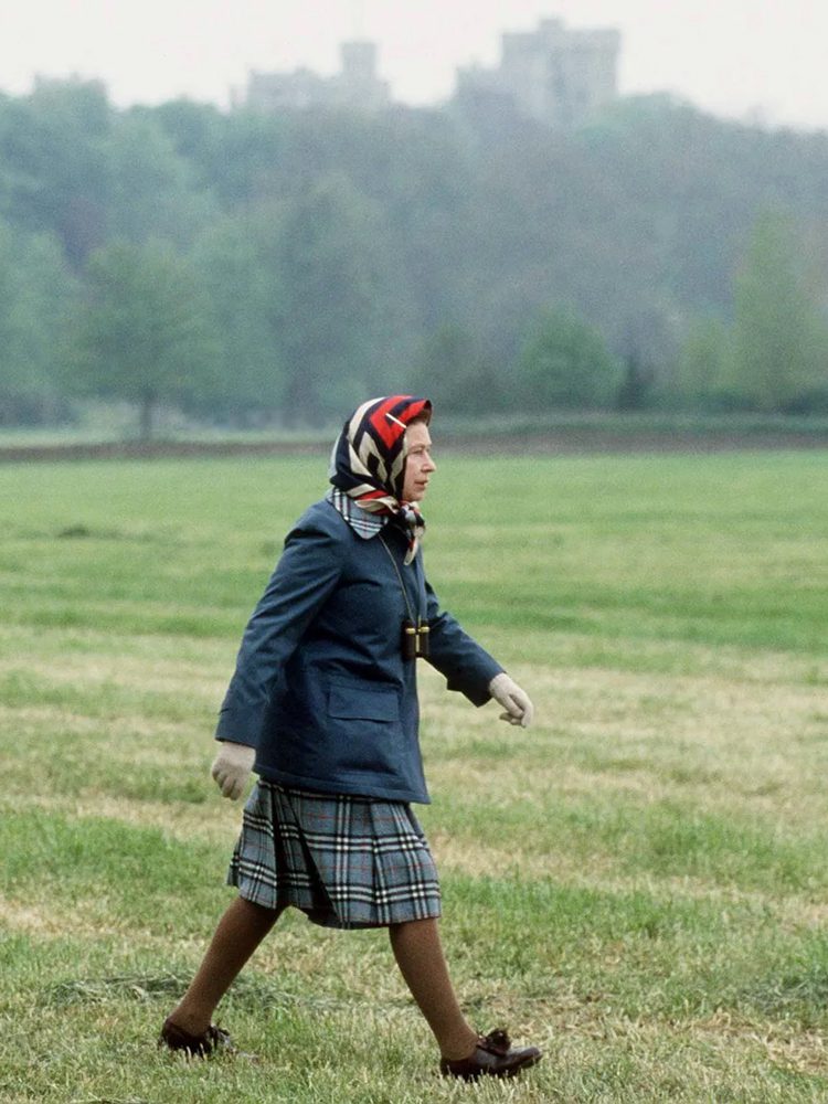 Queen Elizabeth in Burberry Queen Elizabeth in Burberry