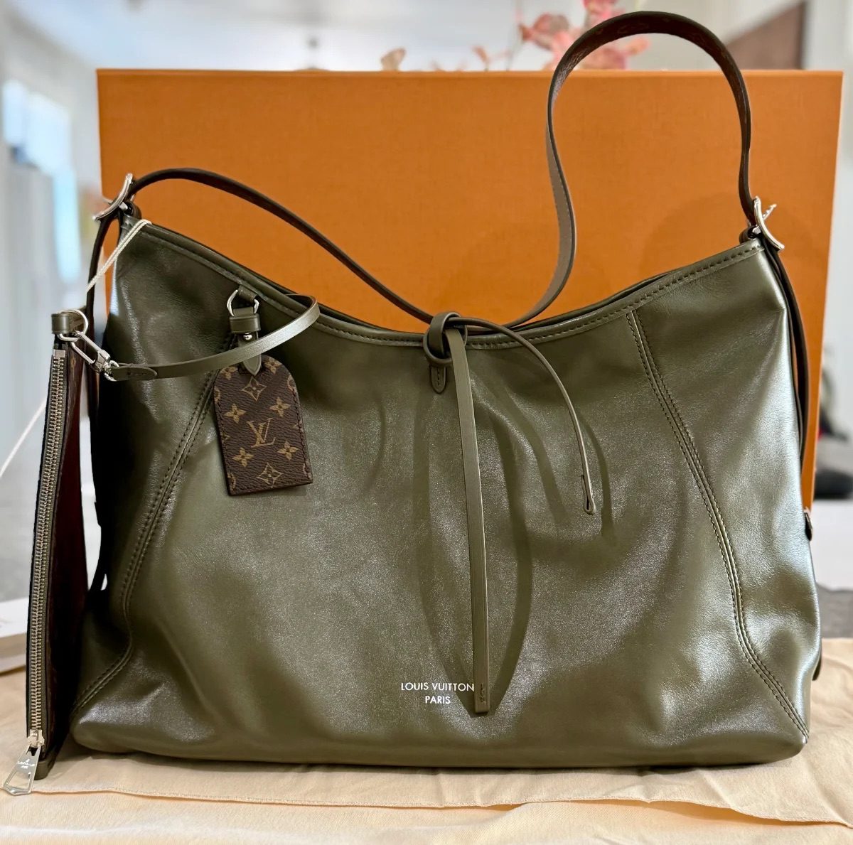 louis vuitton Carryall Vibe in Dark Kaki