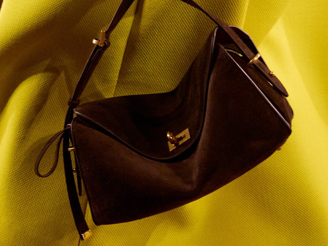 BALENCIAGA LE 7 SHOULDER BAG Close up