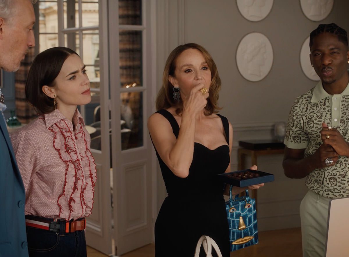 Emily in Paris S05E07 Sylvie Schiparelli Bag