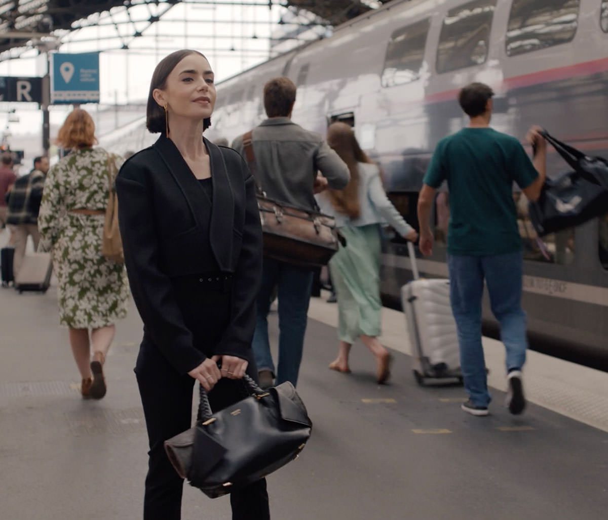 Emily in Paris S05E09 Emily Train Station