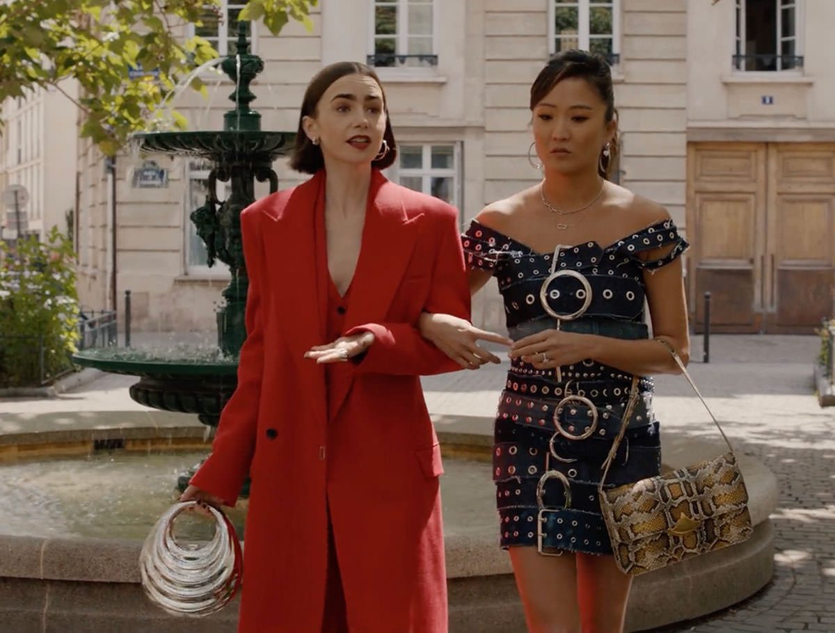 Emily in Paris S05E10 Bags on Emily and Mindy