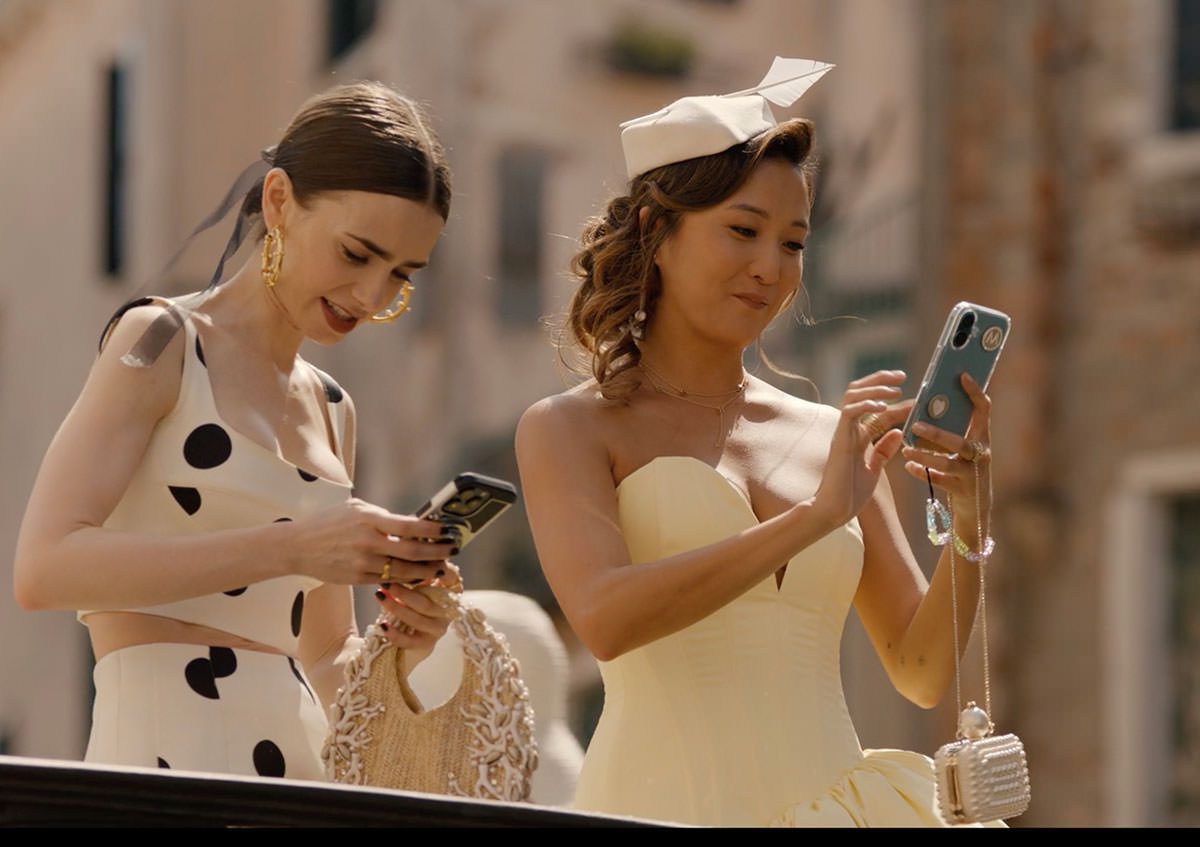 Emily in Paris S05E10 Emily and Mindy Bags