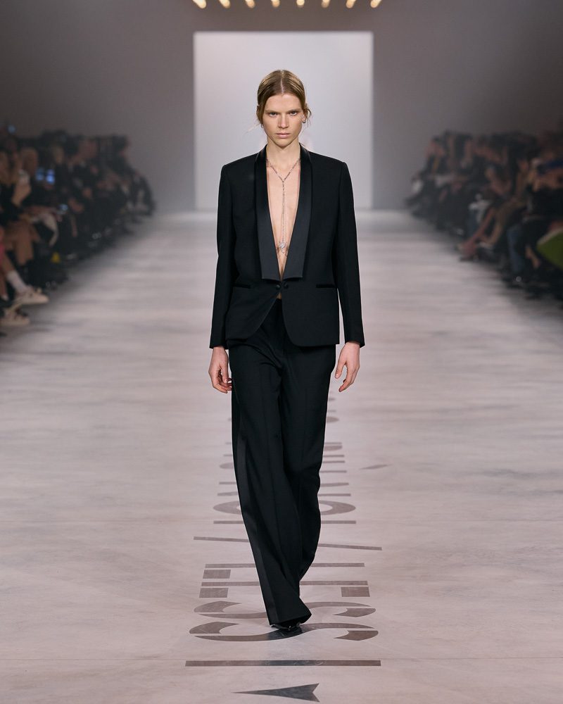 Maria Grazia Chiuri Reimagines Fendi for Spring 2026 with Iconic Baguettes 5 Fendi Spring 2026 Runway Bags 13