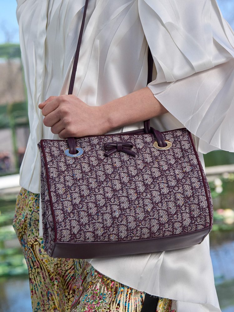 Jonathan Anderson Takes Us On a Delightful Garden Stroll for Dior Fall 2026 14 Dior Fall Winter 2026 Runway Bags 16