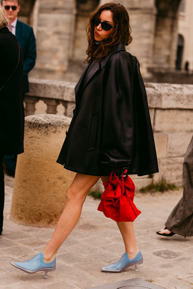 The Loewe Amazona 180 Dominated the Street Style Scene At Its Fall 2026 Show 7 LOEWE FALL 2026 STREET STYLE BAGS 33