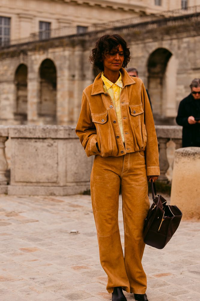 The Loewe Amazona 180 Dominated the Street Style Scene At Its Fall 2026 Show 3 LOEWE FALL 2026 STREET STYLE BAGS 37