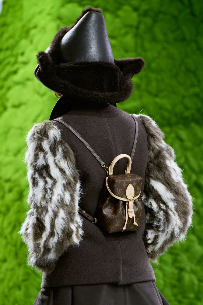T11/076 LOUIS VUITTON ルイヴィトン グランフロア帽 Inside The Mystical World Of Louis Vuitton's Nature-Inspired Fall
