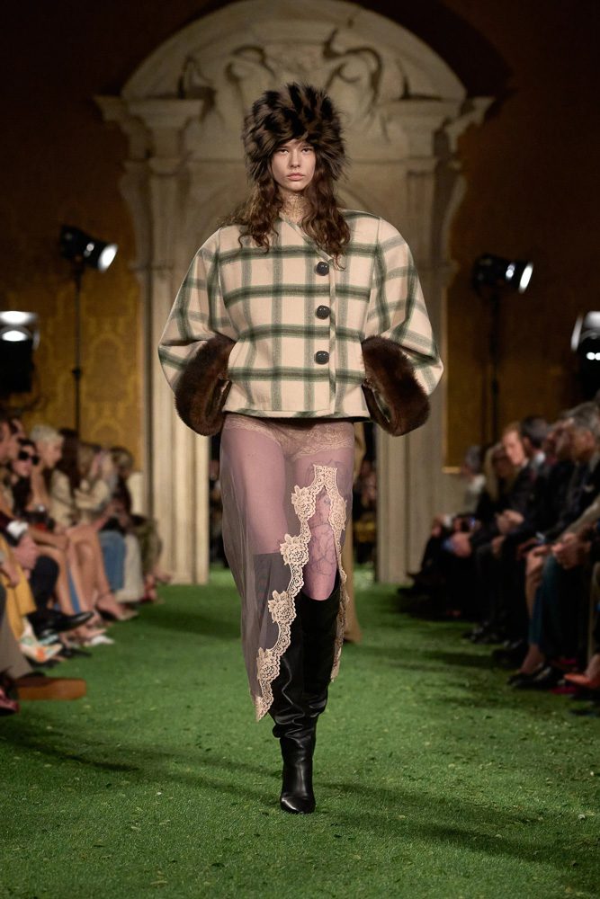 2016 Is Back: Alessandro Michele Revives a Valentino Icon for Fall 2026 10 Valentino Fall 2026 Looks 10