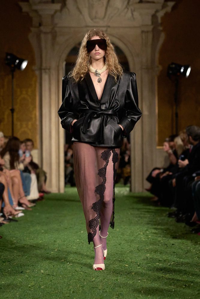 2016 Is Back: Alessandro Michele Revives a Valentino Icon for Fall 2026 3 Valentino Fall 2026 Looks 3