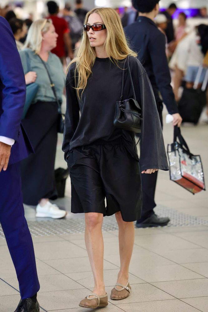 chanel margot robbie wore a chanel bag in sydney 210226 HD