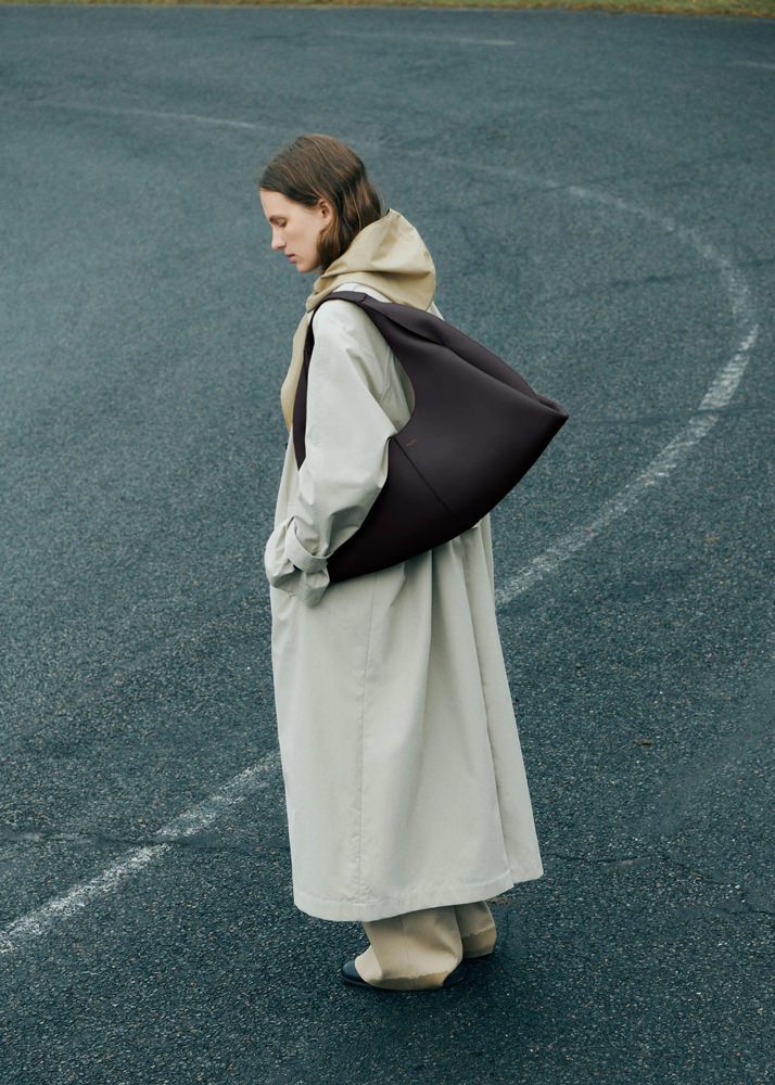 Polène Introduces the Shuldo, a Slouchy New Carryall That Exudes Parisian Chic 5 Polene Shuldo Bag Ebony