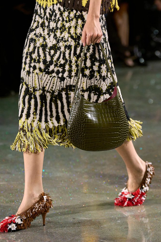 Is This Sleek Hobo About to Be Chanel's Most Wanted Bag of Fall 2026? 7 Chanel FW26 Green Croc Hobo 1