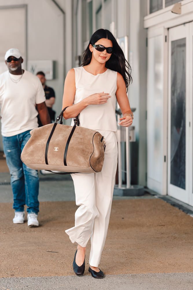Kendall Jenner Nails the Art of the Airport Look With a Brand-New Matthieu Blazy Chanel 4 Kendall Jenner Chanel Cruise 2027 Duffle Bag 2