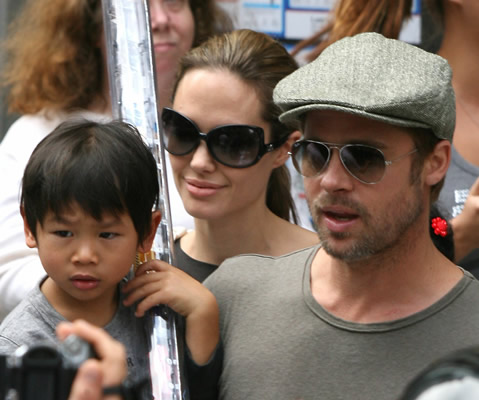 angelina jolie valentino handbag3